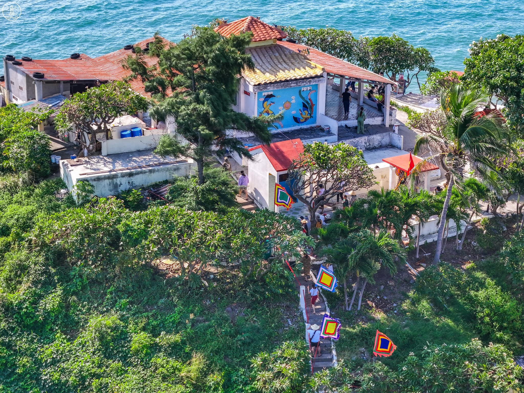 Overview of the crowd attending the Bà Ngũ Hành Temple Festival at Hòn Bà.
